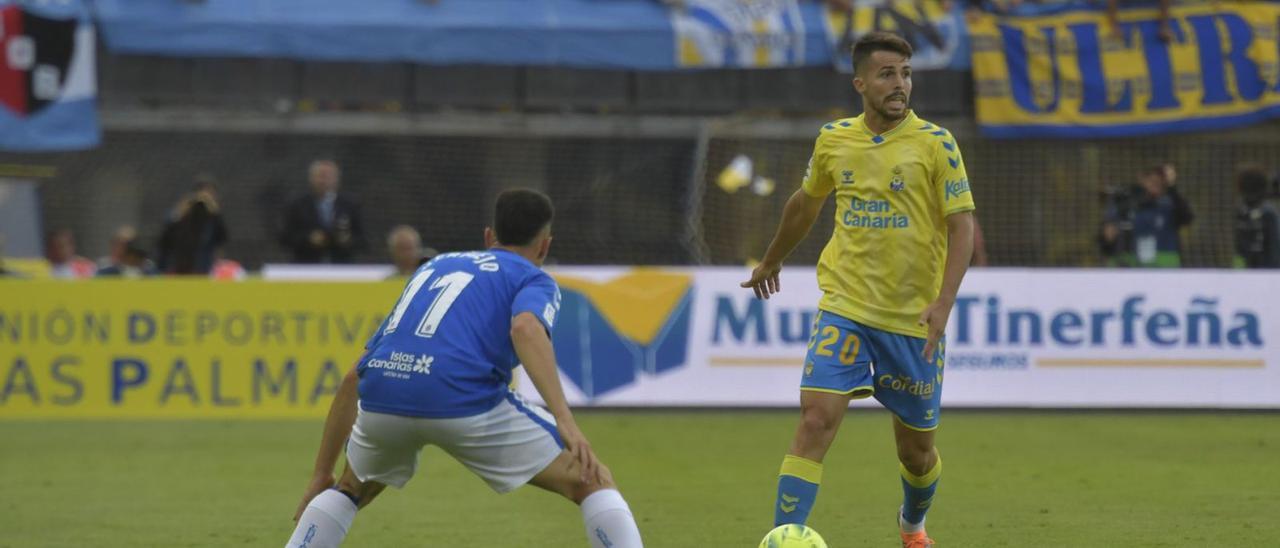 Kirian Rodríguez maneja el balón ante la presión de Álex Bermejo durante el derbi del pasado 4 de junio en el Gran Canaria. | | JUAN CASTRO