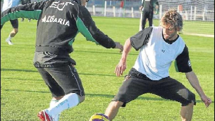 Víctor Gomis intenta frenar a Raúl Martín durante un entrenamiento en el campo anexo