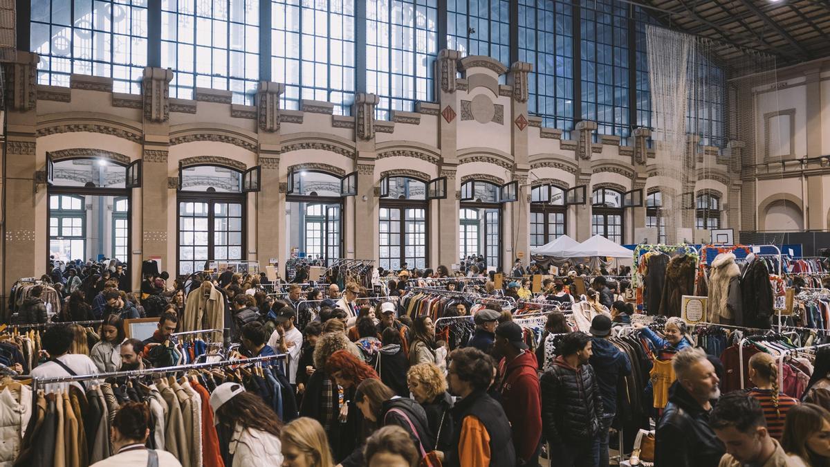 El Gran Flea en el vestíbulo de la Estació del Nord, en el Fort Pienc.