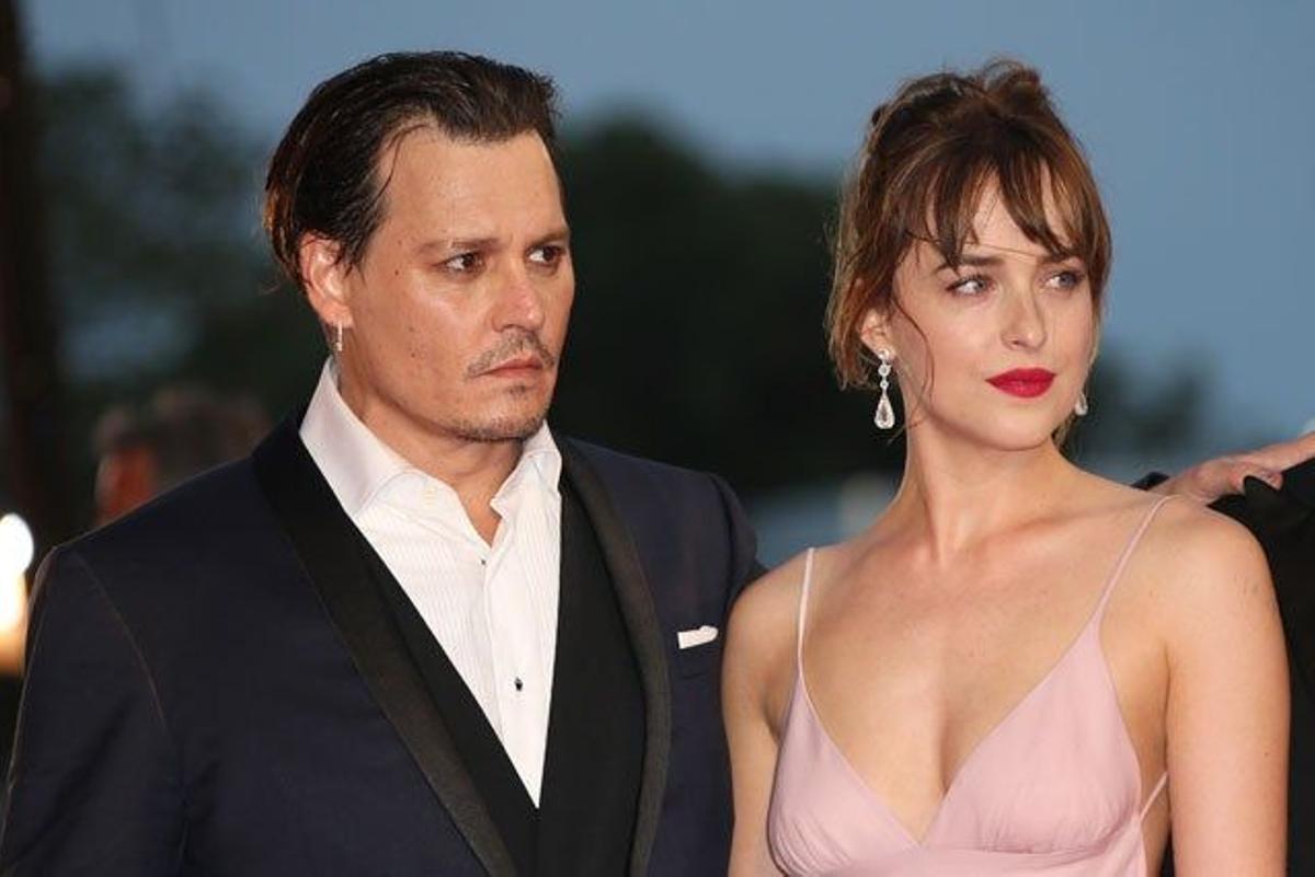 Johnny Depp y Dakota Johnson en el estreno de 'Black Mass' en el Festival de Venecia