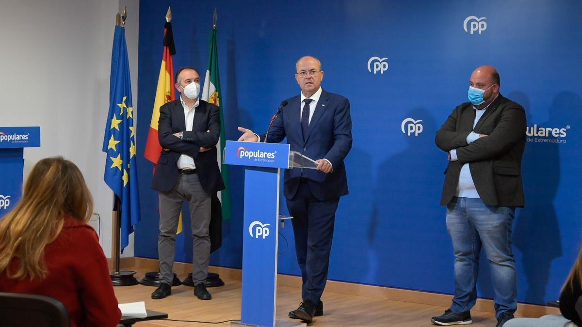 Rueda de prensa el lunes con Monago, Laureano León y Manuel Naharro.