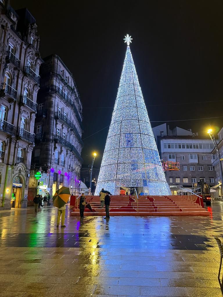 El árbol de Navidad de Porta do Sol se prepara para el encendido