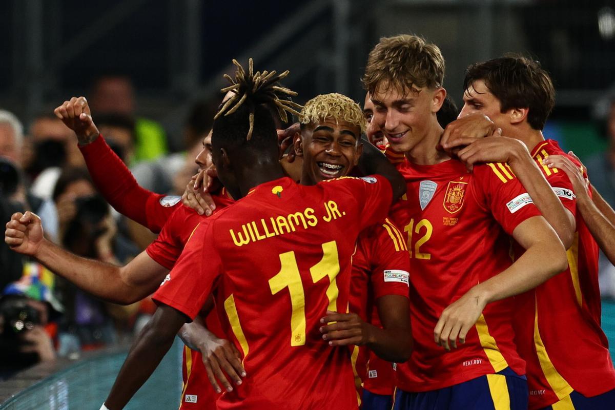 Lamine Yamal celebra con sus compañeros el 3-0 en el partido de semifinales de Liga de Naciones ante Francia.