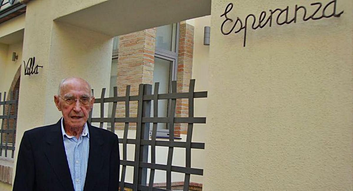 Salvador Rodríguez de Tembleque fue la persona que en 1976 puso en marcha en Málaga el Teléfono de la Esperanza. En la foto, tomada en 2009, aparece junto a Villa Esperanza, en Hurtado de Mendoza,3, la sede desde entonces.