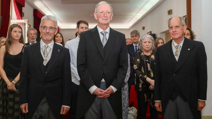 González Quintela, en el centro, al comenzar el acto. |  G.Barreiros/R.A.