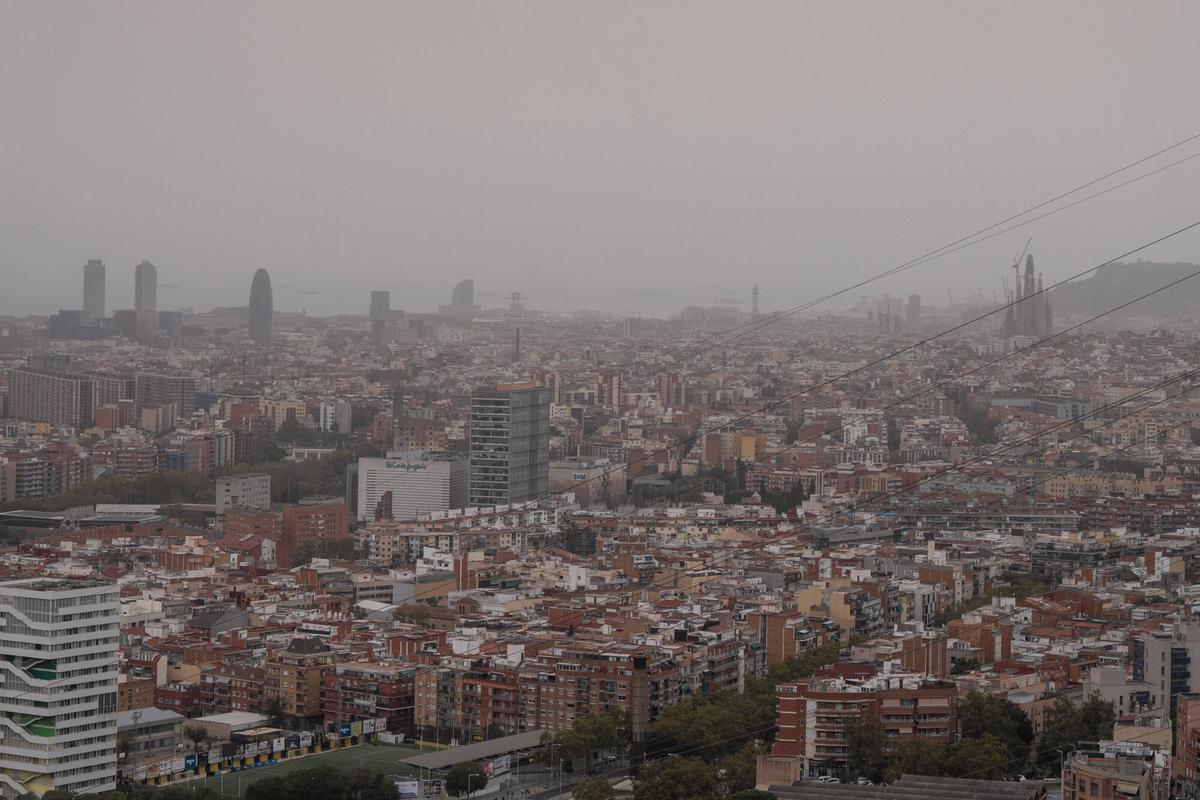 La calitja, la pols en suspensió procedent del nord d'Àfrica, arriba a Barcelona