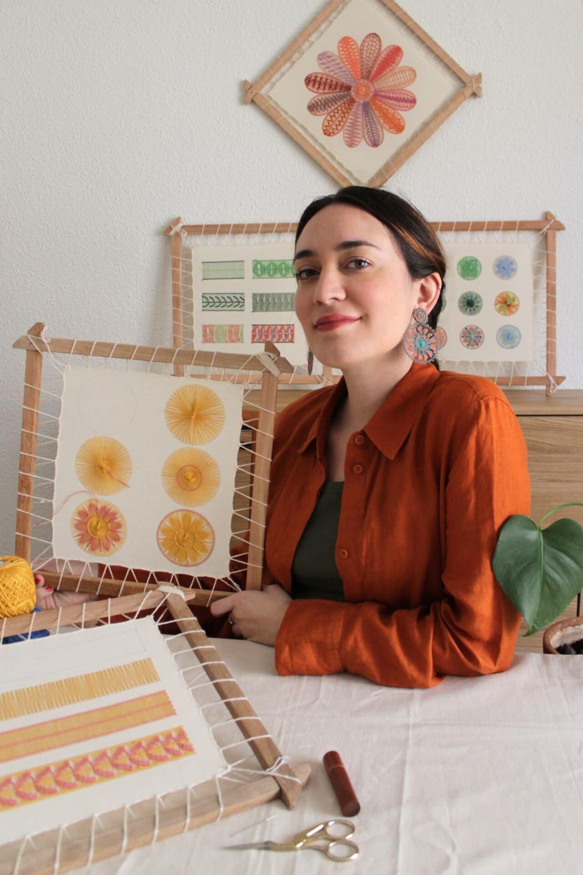 Macarena Bordón imparte un taller de ñandutí en Arteixo.