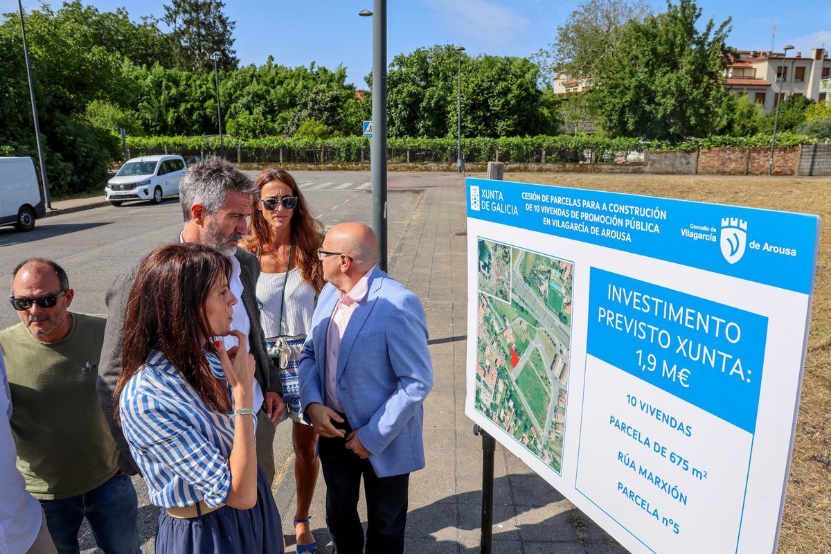 La conselleira de Vivenda y el alcalde de Vilagarcía, en la parcela de Marxión.