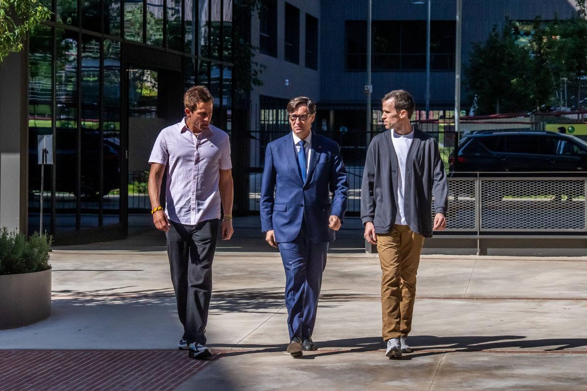 El consejero delegado de Scopely, Javier Ferreira; el presidente de la Generalitat, Salvador Illa, y el director teconológico de la plataforma Playgami y director de Scopely Barcelona, Hugo Pibernat, en la inauguración de la sede catalana del estudio el julio pasado. AUTOR: JORDI OTIX