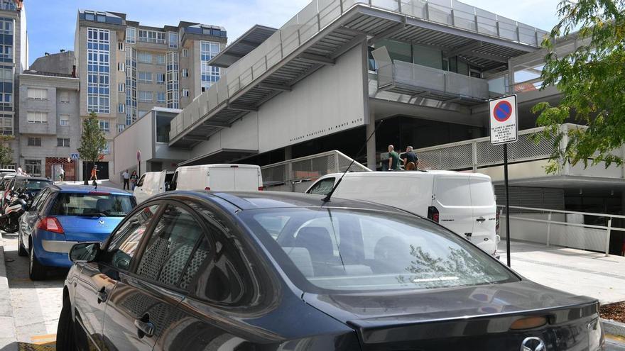 El Concello de A Coruña registra 65 vehículos mal aparcados en una hora y cuarto en Monte Alto, y solo dos sitios libres: "Hay déficit de plazas"