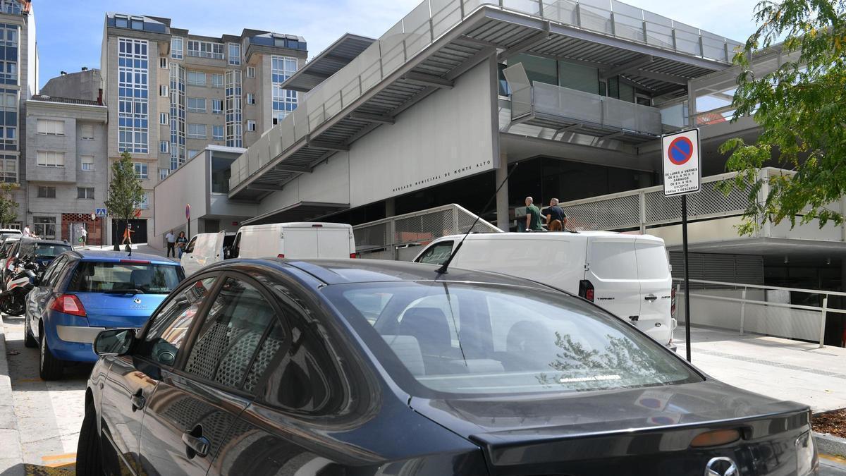 Vehículos aparcados en el entorno de la plaza del mercado de Monte Alto.