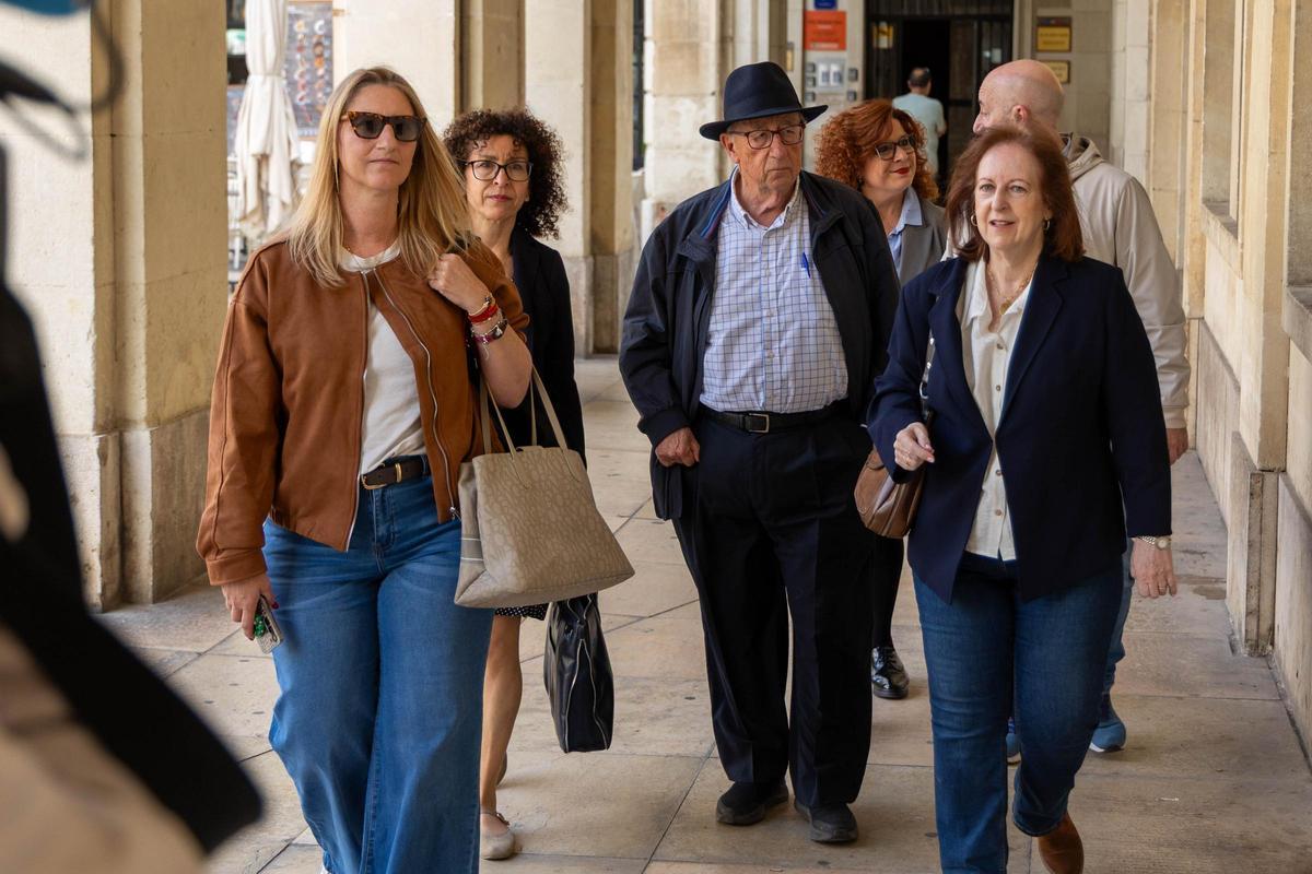Julio De España, en el centro de la imagen con sombrero, llega a la Audiencia con familiares y su abogada. A la izquierda, la edil Maria del Carmen de España.