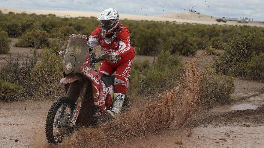 Gerard Farrés conduce su moto KTM en la etapa entre La Paz y Uyuni.