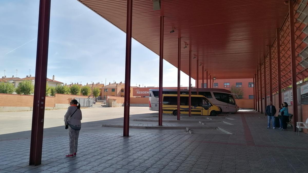 Usuarios esperan la llegada del autobús en la estación de la ciudad