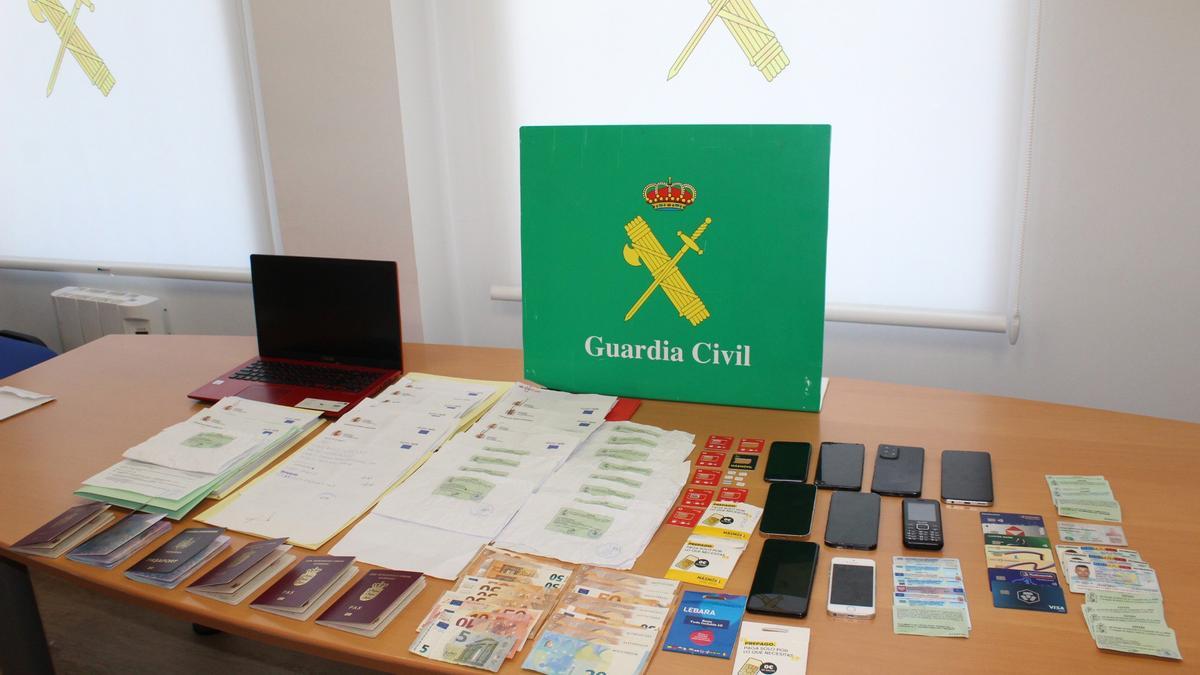 Parte del material intervenido en la operación por la Guardia Civil.