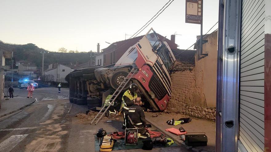 Un herido al volcar un camión en Sotillo de la Ribera (Burgos)