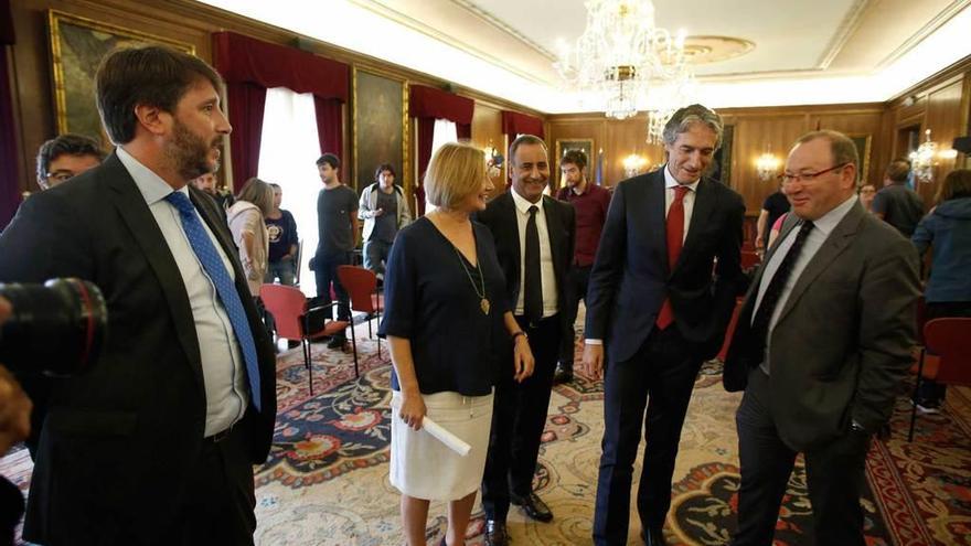 Por la izquierda, Rubén Marín, director del Puerto, Mariví Monteserín, Fernando Lastra, Íñigo de la Serna y Santiago Rodríguez Vega, el lunes, en el Ayuntamiento.