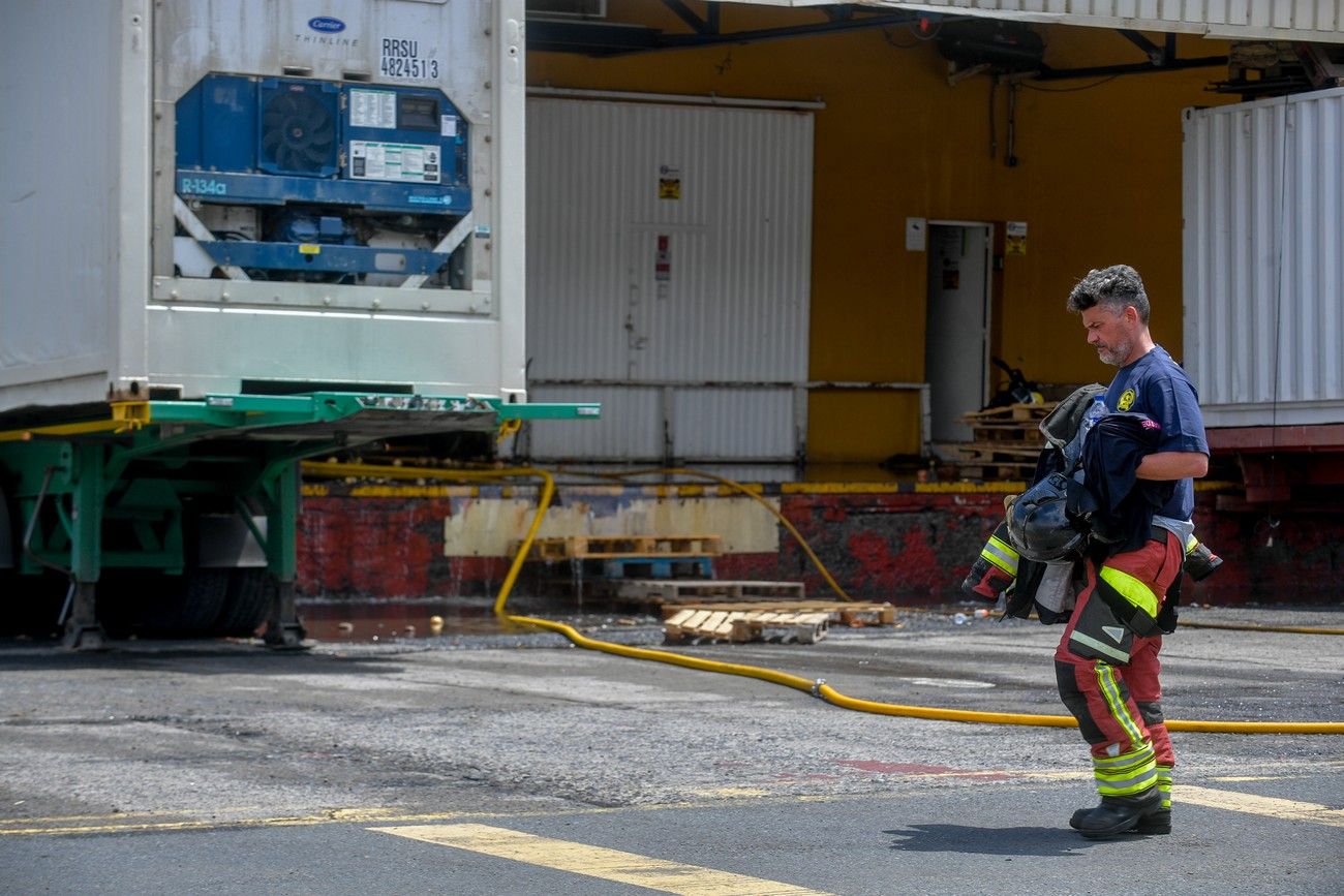 Bomberos de Las Palmas de Gran Canaria controlan el incendio de una nave multiusos en Mercalaspalmas