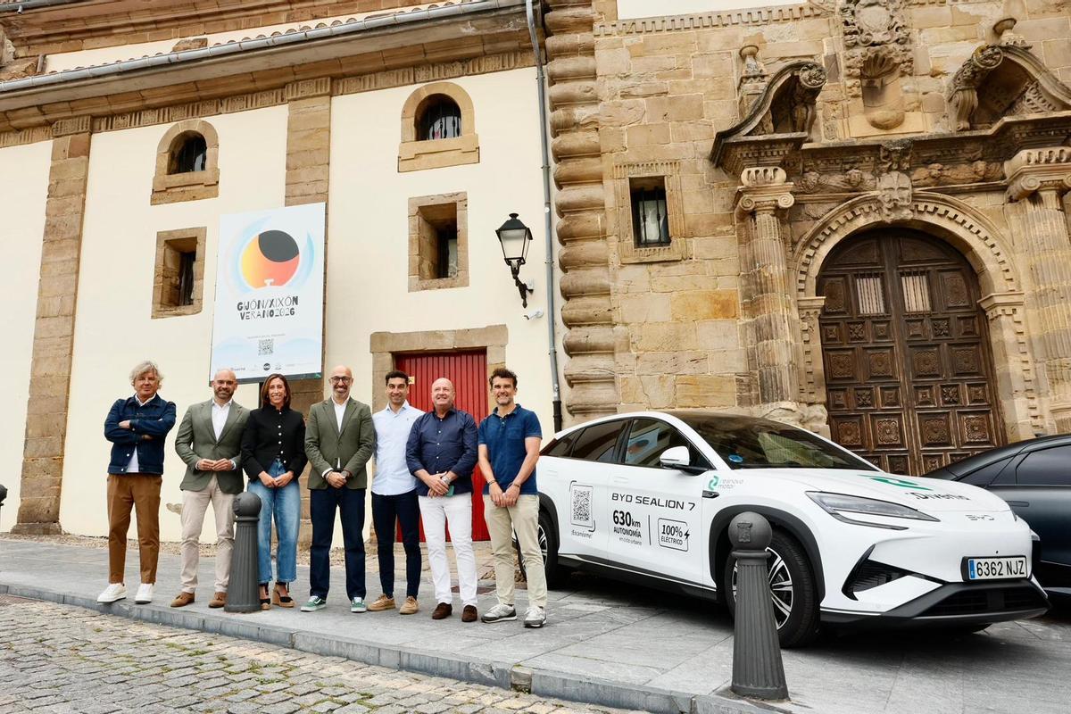 Por la izquierda, Ángel Lorenzo, Jesús Martínez Salvador, Ángela Pumariega, Oliver Suárez, Carlos Prieto, Javier Martínez y Christian Fernández, junto a la Colegiata de San Juan Bautista.