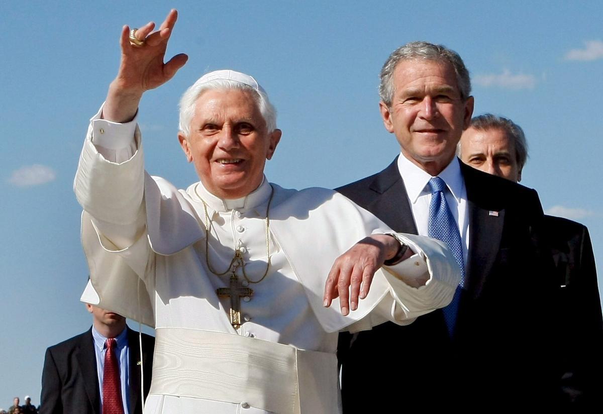 El papa Benedicto XVI, recibido por el presidente George W. Bush, el 15 de abril de 2008, durante una visita a EEUU.