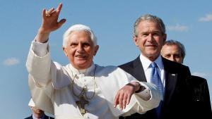 POP10A. WASHINGTON (EEUU), 15/04/08.- El Papa Benedicto XVI (I), acompañado del presidente de Estados Unidos, George W. Bush (D), saluda a su llegada hoy, 15 de abril de 2008, a la Base de la Fuerza Aérea Andrews, en Washington DC (Estados Unidos). El pontífice de orígen alemán realiza un viaje de seis días a este país y en su agenda están previstas una reunión con el Presidente Bush mañana, 16 de abril, y una presentación ante la Asamblea General de las Naciones Unidas (ONU) en Nueva York, el próximo 18 de abril. EFE/MARK WILSON/POOL. PAPA. SUMO PONTIFICE. VIAJES OFICIALES. VISITAS OFICIALES. AEROPUERTOS