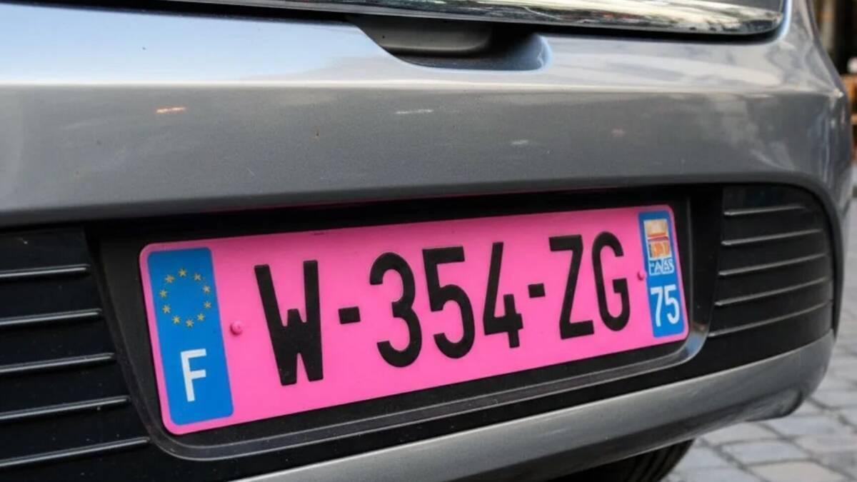 Imagen de una matrícula rosa