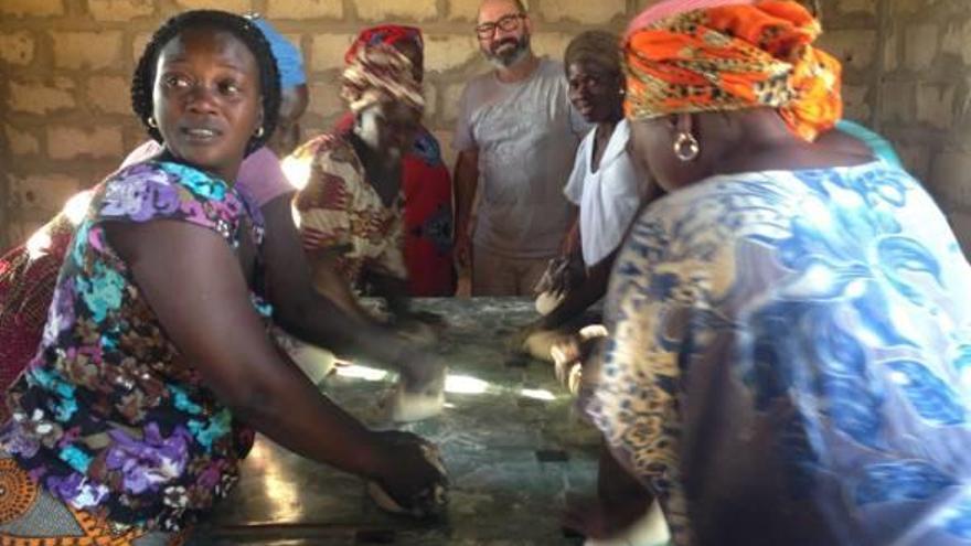 Las habitantes de Dakar aprenden en los talleres a cocinar pan, galletas, bizcochos y pasteles que luego intercambian en los pequeños comercios de la deprimida zona.
