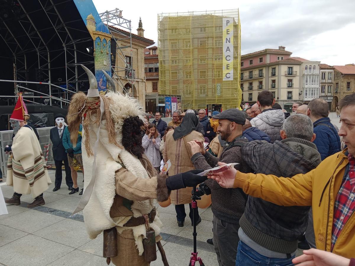 En imágenes: el Antroxu tradicional de Avilés, de pasacalles y comedia