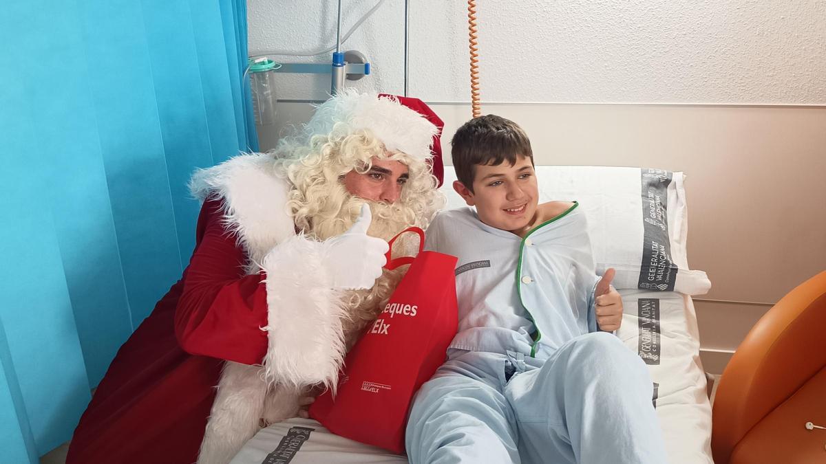 Papá Noel ha visitado el Hospital General de Elche este miércoles