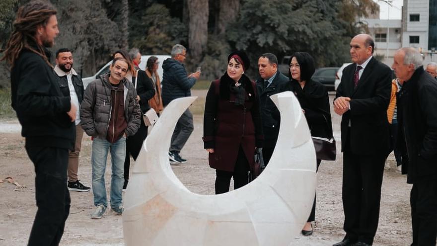 Carlos Lorenzo con su escultura.