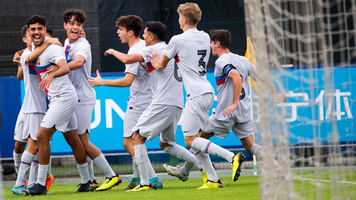 Los jugadores del Barça celebran el gol de Chadi Riad contra el Inter