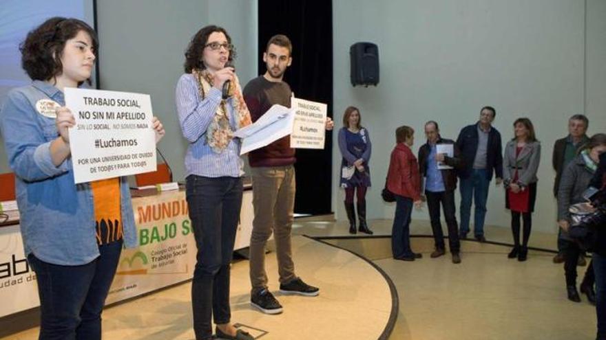 La protesta por el cierre de la biblioteca universitaria, con los participantes en la presentación de la jornada al fondo.