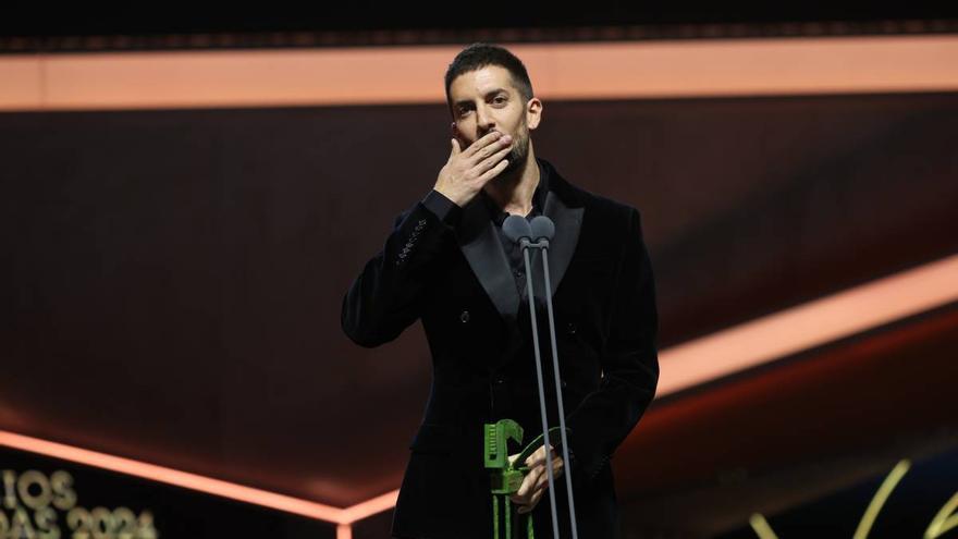 David Broncano dedica su Premio Iris por 'La Revuelta' a 'El Hormiguero'