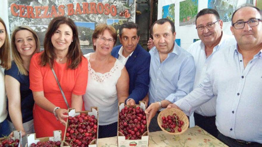 El delegado del Gobierno andaluz Ruiz Espejo ha participado junto al alcalde, Salvador Urdiales; la delegada territorial de Cultura y Turismo, Monsalud Bautista; el presidente de la Mancomunidad de Municipios de la Axarquía, Gregorio Campos, y la coordinadora del Instituto Andaluz de la Juventud (IAJ), Silvia Cabrera, en el Día de la Cereza.