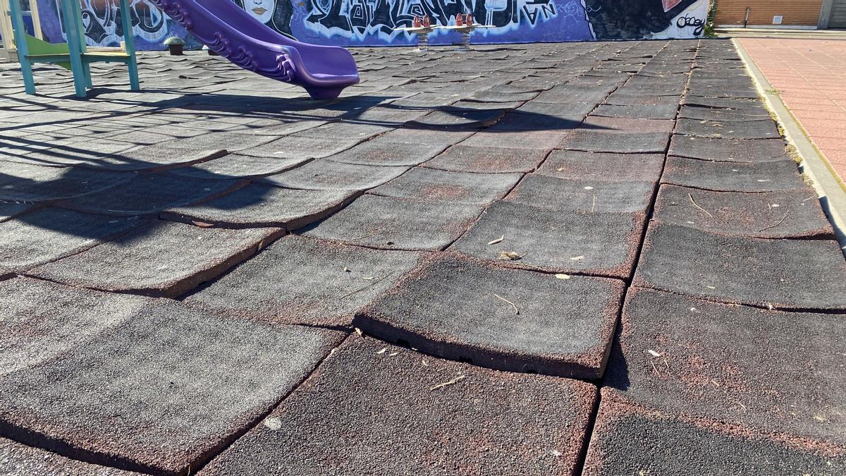 Estado de las losetas del parque infantil del barrio San Isidro en Benavente.