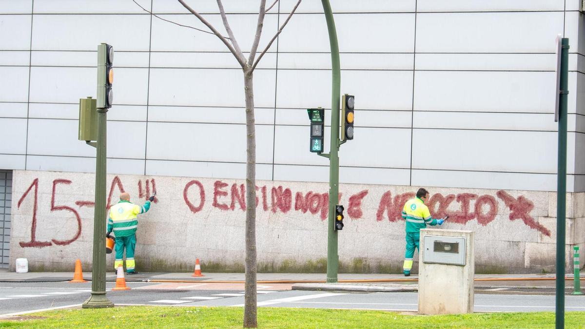 Denuncian pintadas en la universidad de Abanca en A Coruña en contra de las privadas