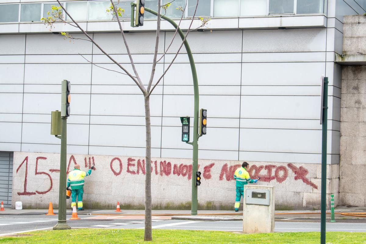Pintadas en la universidad de Abanca