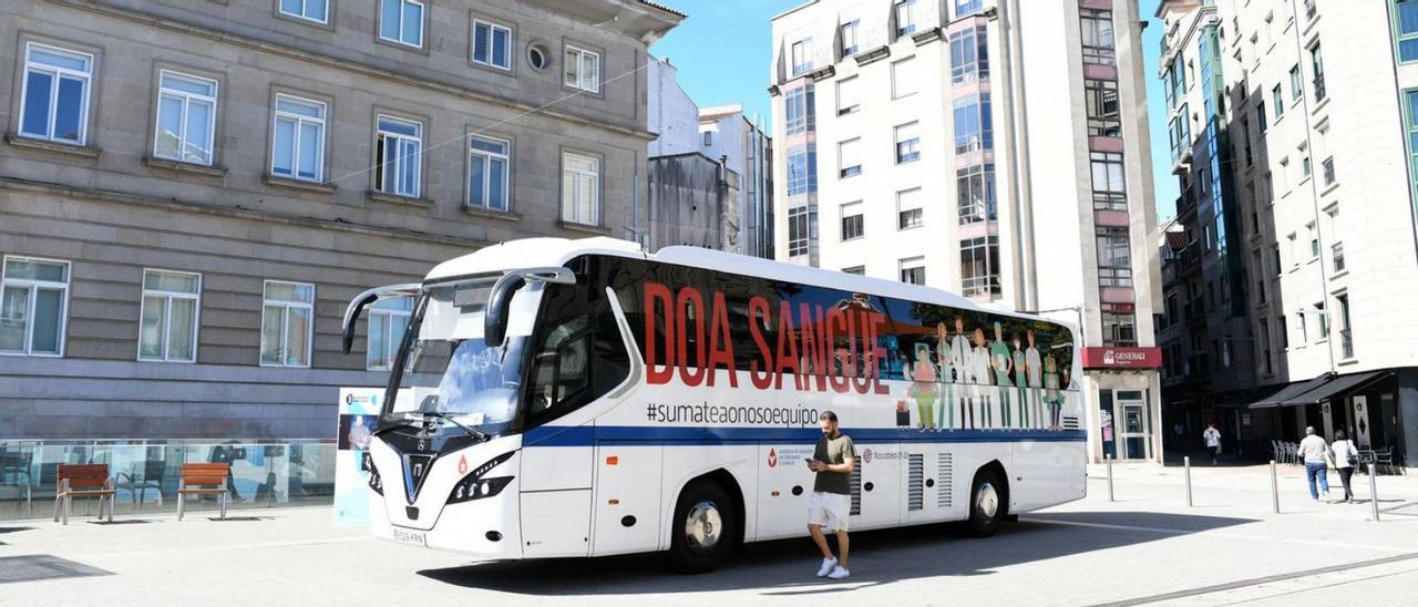 Un autobús móvil de donación cerca de la Facultade de Belas Artes de Pontevedra.