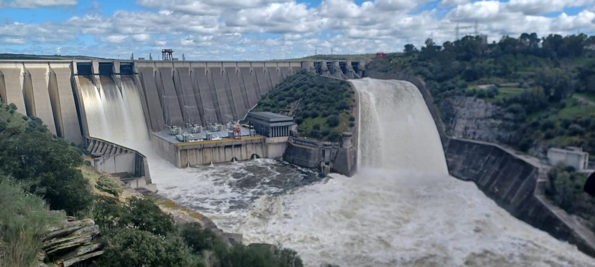 La presa de Alcántara, con las siete compuertas abiertas, en marzo pasado.