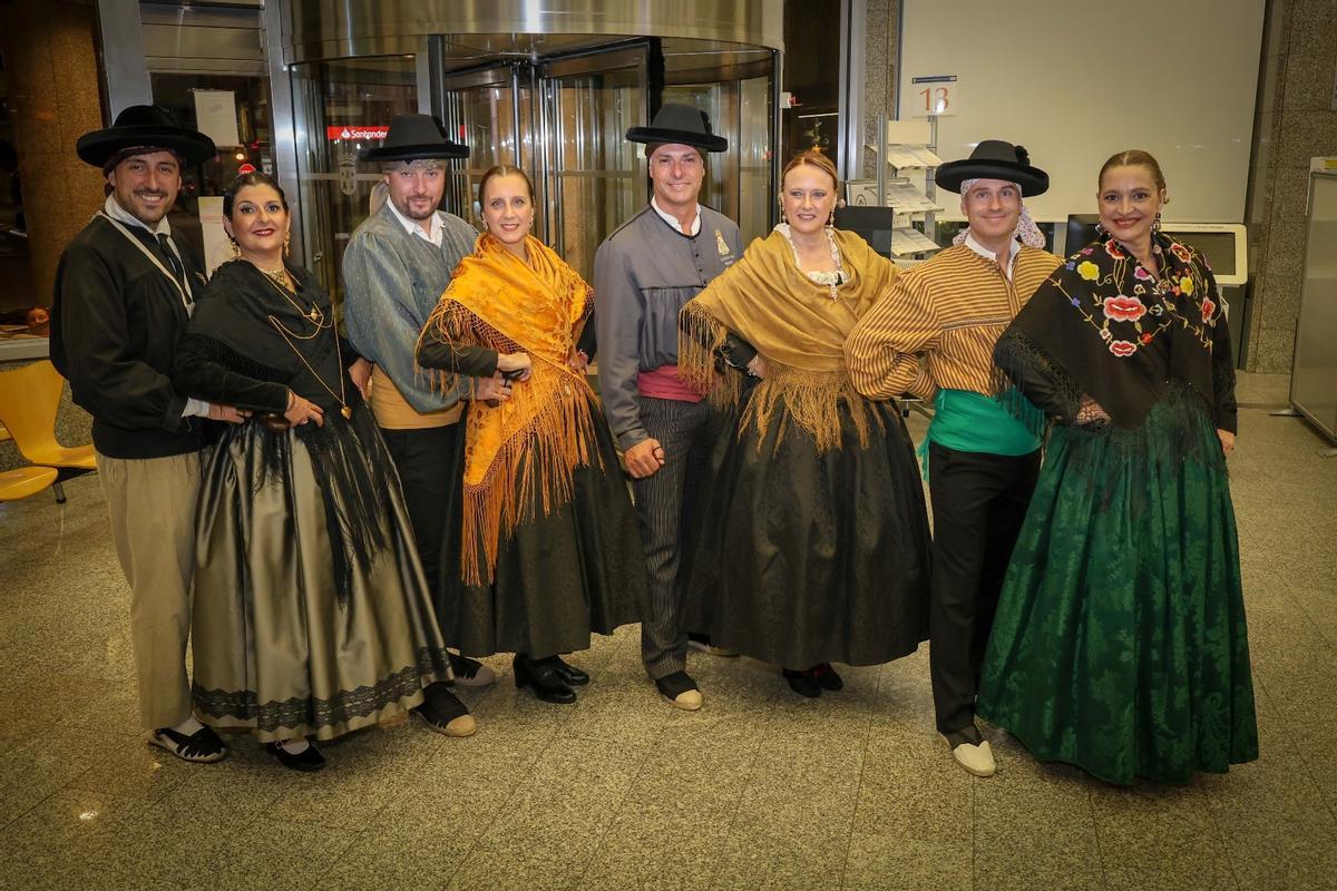 Representación institucional en la danza de la Xàquera, con la alcaldesa Amparo Folgado.