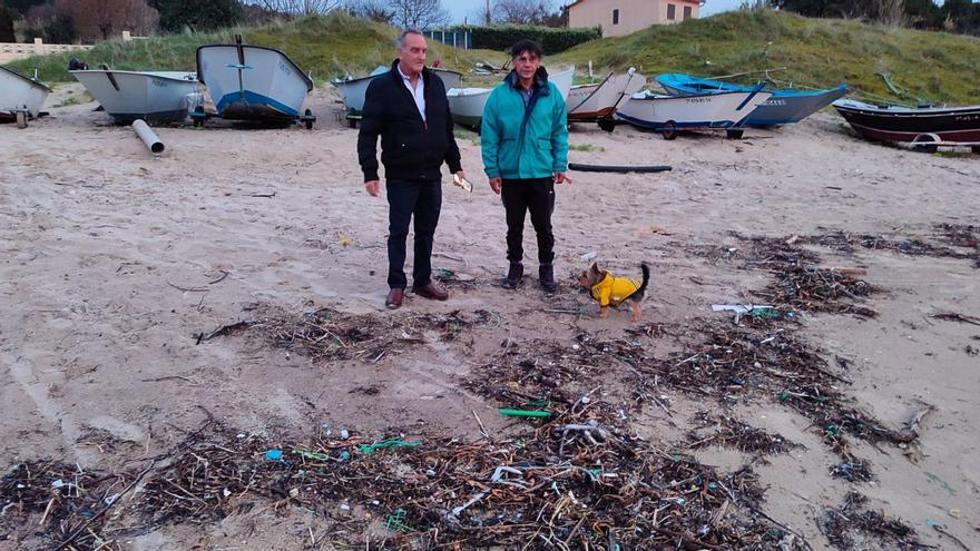 La marea plástica llega a la ría de Vigo a través de las playas de Nerga y Viñó y también a Ons