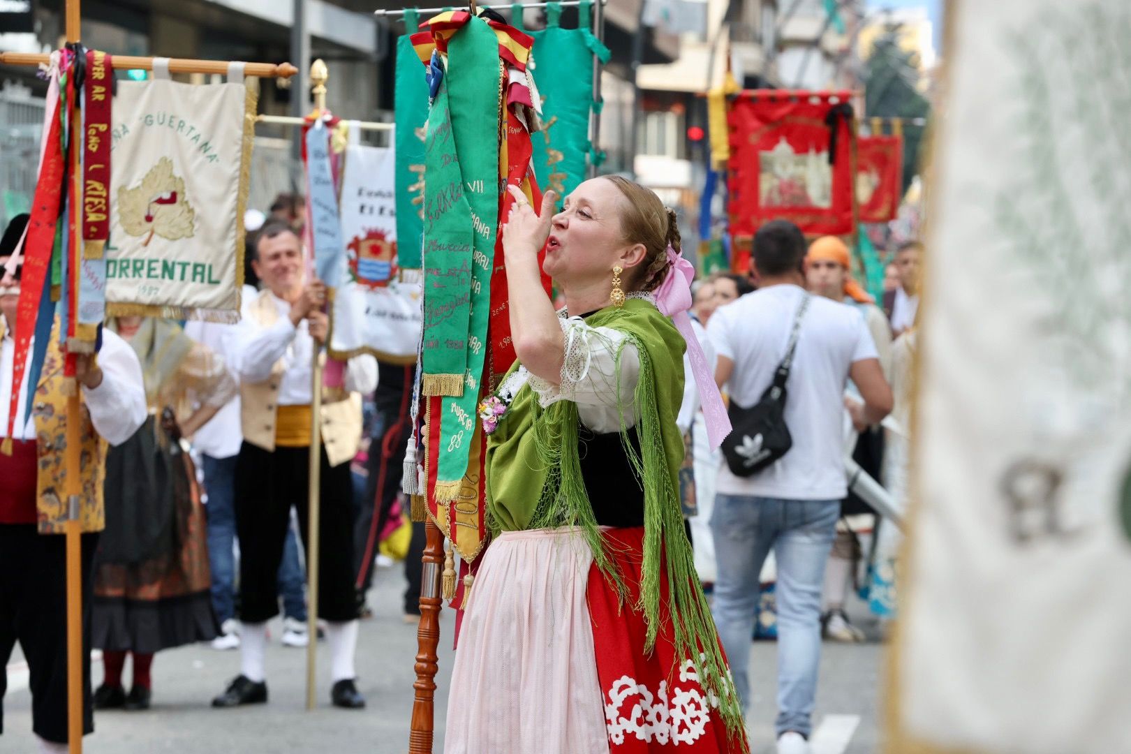 Carmen y Nerea descubren la "tronaera" y el Bando más divertido en Murcia