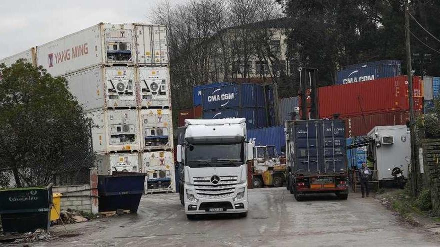 Un camión a la entrada del almacén de contenedores de Progeco en Teis. // Ricardo Grobas