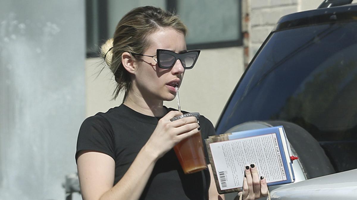 Emma Roberts en Los Angeles con 'leggings' de constelaciones