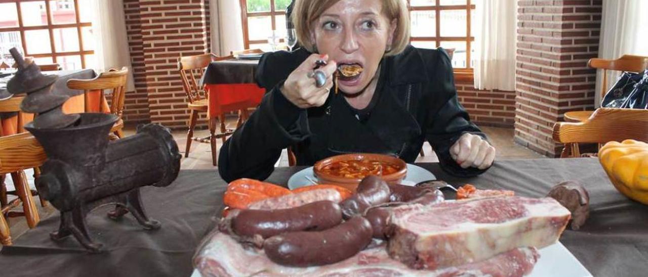 La alcaldesa de Noreña, Amparo Antuña, ayer, comiendo una ración de callos. lucas blanco