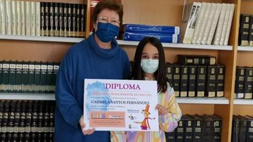 Carmela Santos, de 9 años, recibe el diploma en Redondela. / B.M.R.
