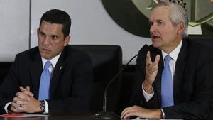 Álvaro Alemán (derecha), junto al viceministro de Asuntos Exteriores de Panamá, Luis Hincapie, en una conferencia de prensa, en Panamá, este martes.