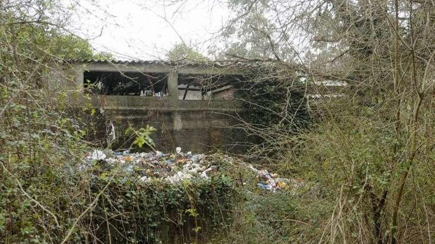 La escombrera en la casa junto al río Gallo. // Noé Parga