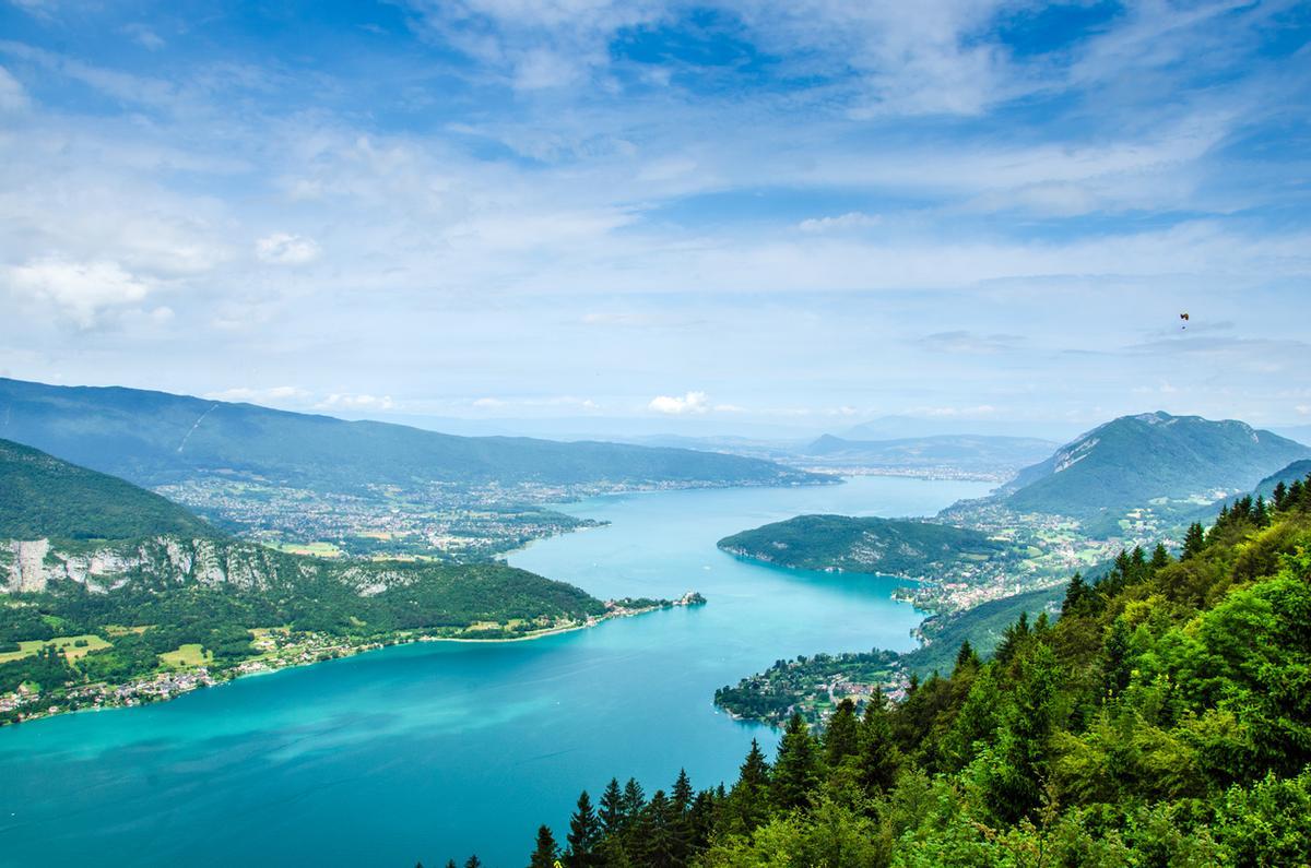 El lago Annecy tiene fama de ser uno de los más limpios del mundo.