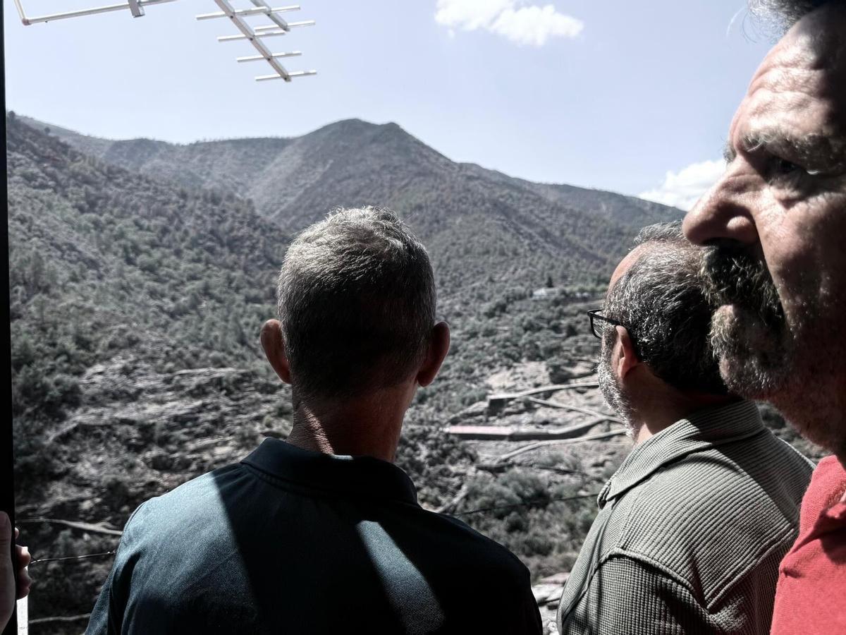 21/08/2026 El presidente de la Diputación de Cáceres, Miguel Ángel Morales, en su visita a localidades afectadas por los incendios en Las Hurdes. El presidente de la Diputación de Cáceres, Miguel Ángel Morales, ha reafirmado el compromiso de la institución provincial de acompañar a los municipios afectados por los incendios en Las Hurdes en su recuperación y vuelta a la normalidad. POLITICA EXTREMADURA ESPAÑA EUROPA CÁCERES DIPUTACIÓN DE CÁCERES